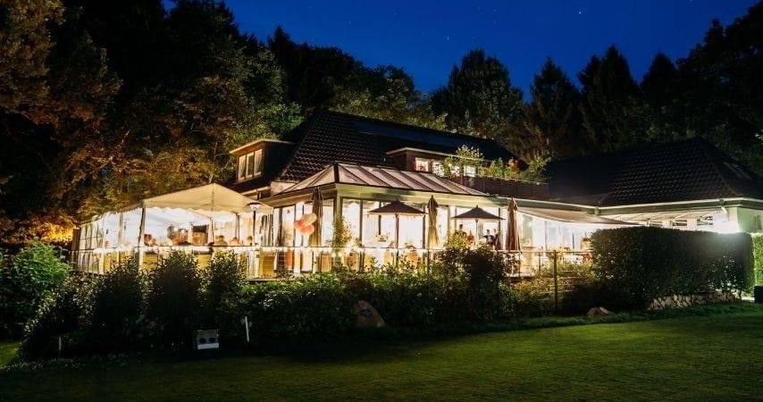 Clubhaus beleuchtet schmal